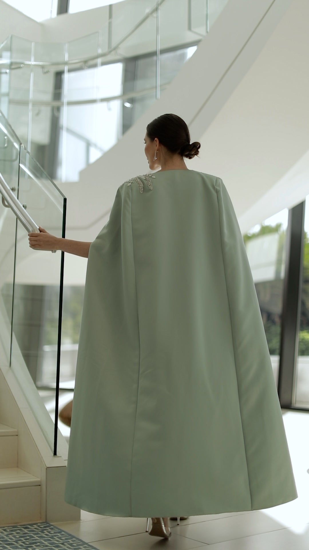 فستان وعباءة فيكتوريا